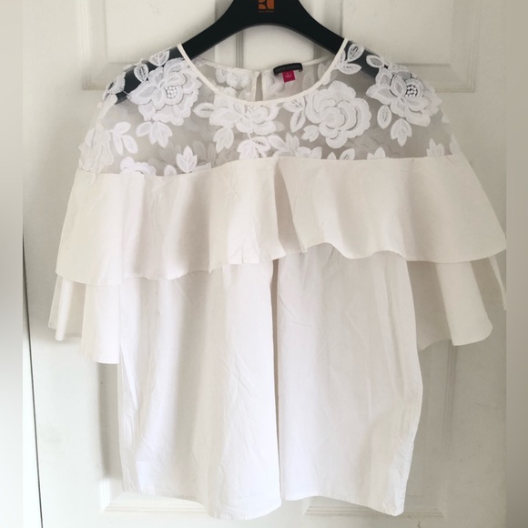 VINCE CAMUTO white top . - Picture 12 of 16